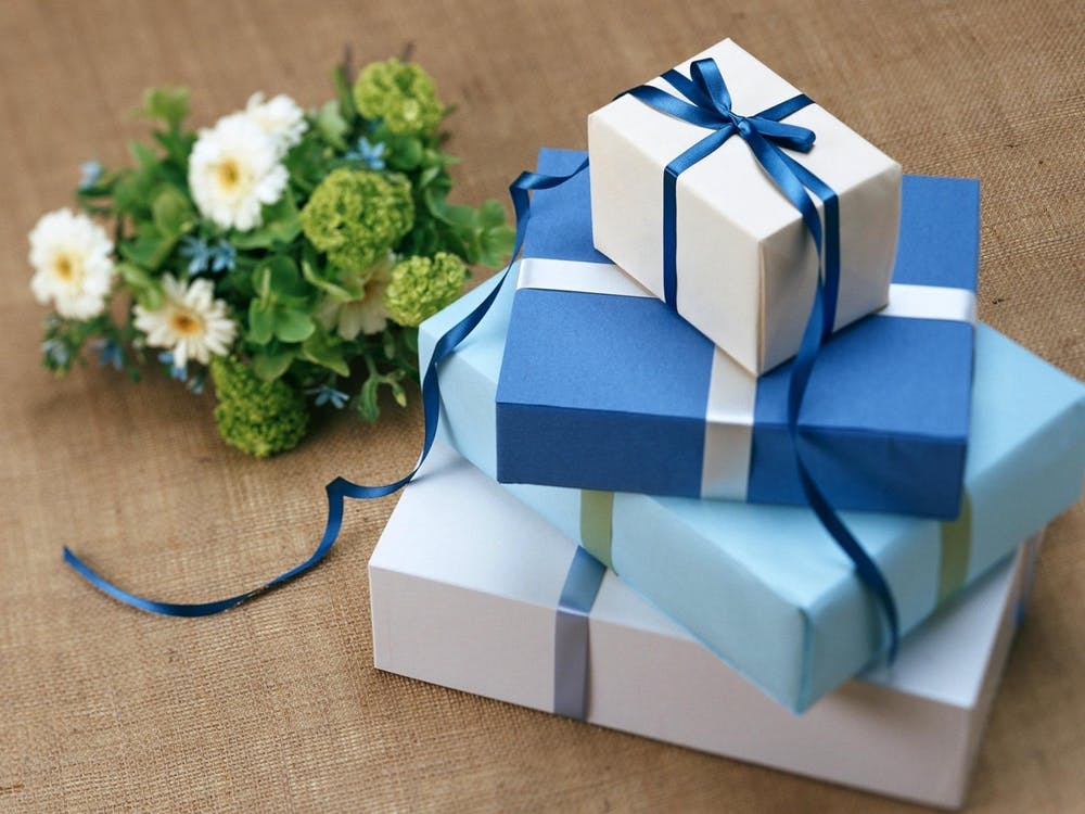 5 Idees De Cadeaux D Anniversaire Qui Feront Plaisir A Tout Le Monde Le Blog De Popcarte